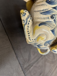 Paire de sculptures de lions en fa&iuml;ence portugaise polychrome, 17/18&egrave;me