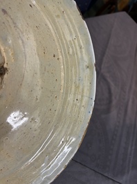 Rare plat en majolique en bleu et blanc &agrave; d&eacute;cor chinois de style Kraak, Pays-Bas, 17&egrave;me