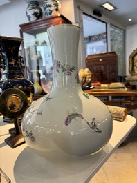 Vase de forme bouteille en porcelaine de Chine famille rose &agrave; d&eacute;cor d'oiseaux parmi des branches fleuries, marque de Qianlong, R&eacute;publique