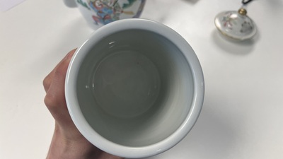 Een Chinese famille rose theepot en een 'Wu Shuang Pu' penselenbeker, Daoguang merk en periode