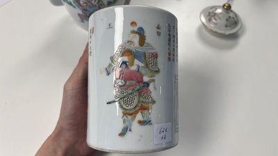 Een Chinese famille rose theepot en een 'Wu Shuang Pu' penselenbeker, Daoguang merk en periode