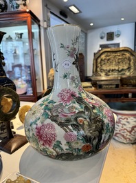 Vase de forme bouteille en porcelaine de Chine famille rose &agrave; d&eacute;cor d'oiseaux parmi des branches fleuries, marque de Qianlong, R&eacute;publique