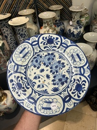 Rare plat en majolique en bleu et blanc &agrave; d&eacute;cor chinois de style Kraak, Pays-Bas, 17&egrave;me