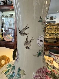 Vase de forme bouteille en porcelaine de Chine famille rose &agrave; d&eacute;cor d'oiseaux parmi des branches fleuries, marque de Qianlong, R&eacute;publique