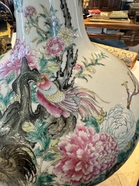 Vase de forme bouteille en porcelaine de Chine famille rose &agrave; d&eacute;cor d'oiseaux parmi des branches fleuries, marque de Qianlong, R&eacute;publique