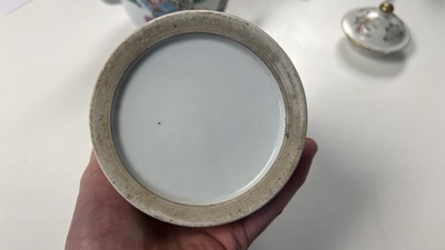 Een Chinese famille rose theepot en een 'Wu Shuang Pu' penselenbeker, Daoguang merk en periode