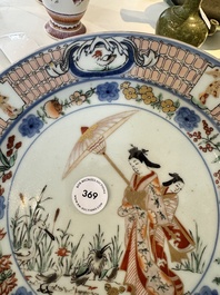 Assiette en porcelaine Imari du Japon &agrave; d&eacute;cor des 'Dames au parasol' d'apr&egrave;s Cornelis Pronk, Edo, 18&egrave;me