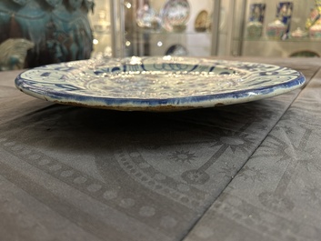 Rare plat en majolique en bleu et blanc &agrave; d&eacute;cor chinois de style Kraak, Pays-Bas, 17&egrave;me