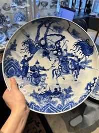 Een Chinese blauw-witte schotel met strijders te paard, 19e eeuw