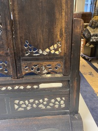 Paravent en bois incrust&eacute; de nacre &agrave; d&eacute;cor du roman 'Les Trois Royaumes'', Chine, 19&egrave;me