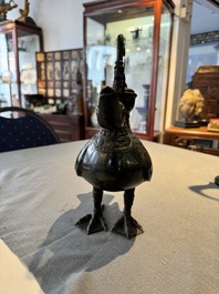 Een Chinees archa&iuml;sch bronzen wijnvat in de vorm van een gans, Song