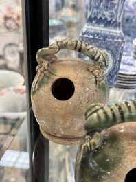 Een grote verzameling van negentien Vietnamese steengoed kalkpotten, 14e eeuw en later