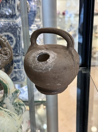 Een grote verzameling van negentien Vietnamese steengoed kalkpotten, 14e eeuw en later
