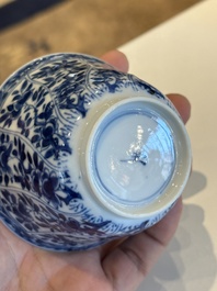 Douze tasses et soucoupes en porcelaine de Chine en bleu et blanc &agrave; d&eacute;cor floral, marque de jade, Kangxi