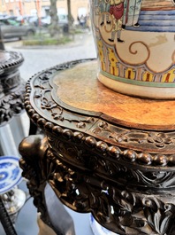 Paire de grands socles en bois sculpt&eacute;s aux plateaux en marbre, Chine, 19&egrave;me