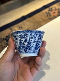 Douze tasses et soucoupes en porcelaine de Chine en bleu et blanc &agrave; d&eacute;cor floral, marque de jade, Kangxi