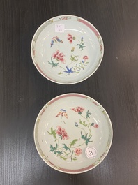 Een paar Chinese famille rose 'Xi Xiang Ji' borden en een paar florale borden, Yongzheng