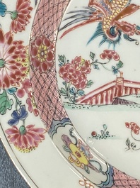 Een paar Chinese famille rose 'Xi Xiang Ji' borden en een paar florale borden, Yongzheng