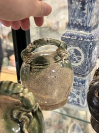 Een grote verzameling van negentien Vietnamese steengoed kalkpotten, 14e eeuw en later