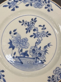 Een Chinese blauw-witte dekselterrine, een schotel en vier borden, Qianlong