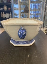 Een Chinese blauw-witte dekselterrine, een schotel en vier borden, Qianlong