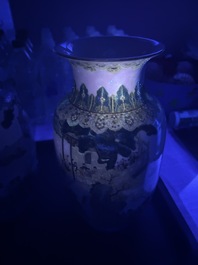 Paire de beaux vases de forme lanterne en porcelaine de Chine famille rose &agrave; d&eacute;cor des 'cent gar&ccedil;ons', marque Yan Xi Tong He 燕囍同和, R&eacute;publique