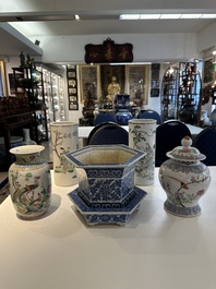 Two Chinese qianjiang cai hat stands, a blue and white jardiniere on stand, a famille rose vase and a covered vase, 19/20th C.