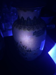 Paire de beaux vases de forme lanterne en porcelaine de Chine famille rose &agrave; d&eacute;cor des 'cent gar&ccedil;ons', marque Yan Xi Tong He 燕囍同和, R&eacute;publique