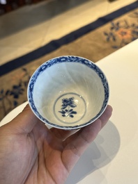 Douze tasses et soucoupes en porcelaine de Chine en bleu et blanc &agrave; d&eacute;cor floral, marque de jade, Kangxi