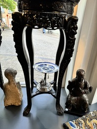 Paire de grands socles en bois sculpt&eacute;s aux plateaux en marbre, Chine, 19&egrave;me