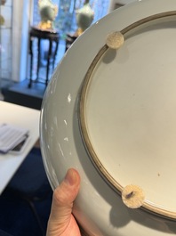 Een Chinese blauw-witte schotel met strijders te paard, 19e eeuw