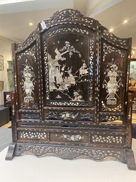 Paravent en bois incrust&eacute; de nacre &agrave; d&eacute;cor du roman 'Les Trois Royaumes'', Chine, 19&egrave;me
