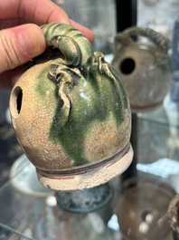 Een grote verzameling van negentien Vietnamese steengoed kalkpotten, 14e eeuw en later