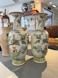 Paire de vases en porcelaine de Chine famille rose &agrave; d&eacute;cor d'oiseaux parmi des branches fleuries, marque de Qianlong, R&eacute;publique
