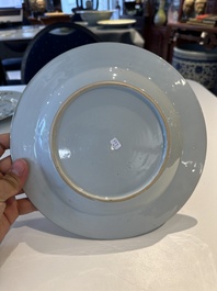 Une paire d'assiettes famille rose &agrave; d&eacute;cor de coqs et une paire d'assiettes &agrave; d&eacute;cor floral, Qianlong