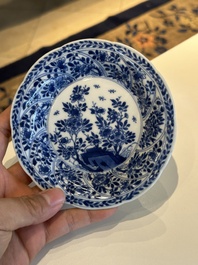 Douze tasses et soucoupes en porcelaine de Chine en bleu et blanc &agrave; d&eacute;cor floral, marque de jade, Kangxi
