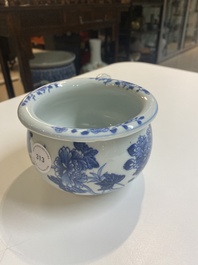 Collection de 13 pi&egrave;ces en porcelaine Chine en bleu et blanc de l'&eacute;pave du Cargo Nankin, Qianlong
