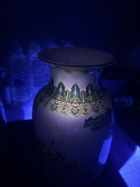 Paire de beaux vases de forme lanterne en porcelaine de Chine famille rose &agrave; d&eacute;cor des 'cent gar&ccedil;ons', marque Yan Xi Tong He 燕囍同和, R&eacute;publique