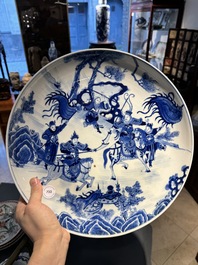Een Chinese blauw-witte schotel met strijders te paard, 19e eeuw