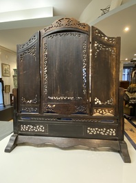 Paravent en bois incrust&eacute; de nacre &agrave; d&eacute;cor du roman 'Les Trois Royaumes'', Chine, 19&egrave;me