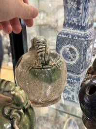 Een grote verzameling van negentien Vietnamese steengoed kalkpotten, 14e eeuw en later