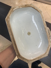 Een Chinese blauw-witte dekselterrine, een schotel en vier borden, Qianlong