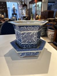 Two Chinese qianjiang cai hat stands, a blue and white jardiniere on stand, a famille rose vase and a covered vase, 19/20th C.