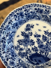 Douze tasses et soucoupes en porcelaine de Chine en bleu et blanc &agrave; d&eacute;cor floral, marque de jade, Kangxi