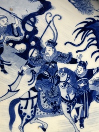 Een Chinese blauw-witte schotel met strijders te paard, 19e eeuw