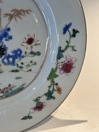Une paire d'assiettes famille rose &agrave; d&eacute;cor de coqs et une paire d'assiettes &agrave; d&eacute;cor floral, Qianlong