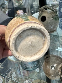 Een grote verzameling van negentien Vietnamese steengoed kalkpotten, 14e eeuw en later