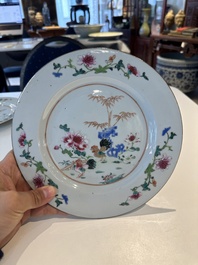 Une paire d'assiettes famille rose &agrave; d&eacute;cor de coqs et une paire d'assiettes &agrave; d&eacute;cor floral, Qianlong