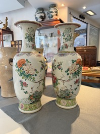 Paire de vases en porcelaine de Chine famille rose &agrave; d&eacute;cor d'oiseaux parmi des branches fleuries, marque de Qianlong, R&eacute;publique