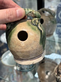 Een grote verzameling van negentien Vietnamese steengoed kalkpotten, 14e eeuw en later
